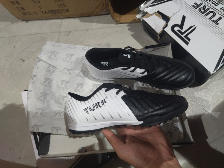 کفش چمن مصنوعی حرفهای TURF؛ اوج قدرت، کنترل بینظیر و استایلی خیرهکننده در زمین
